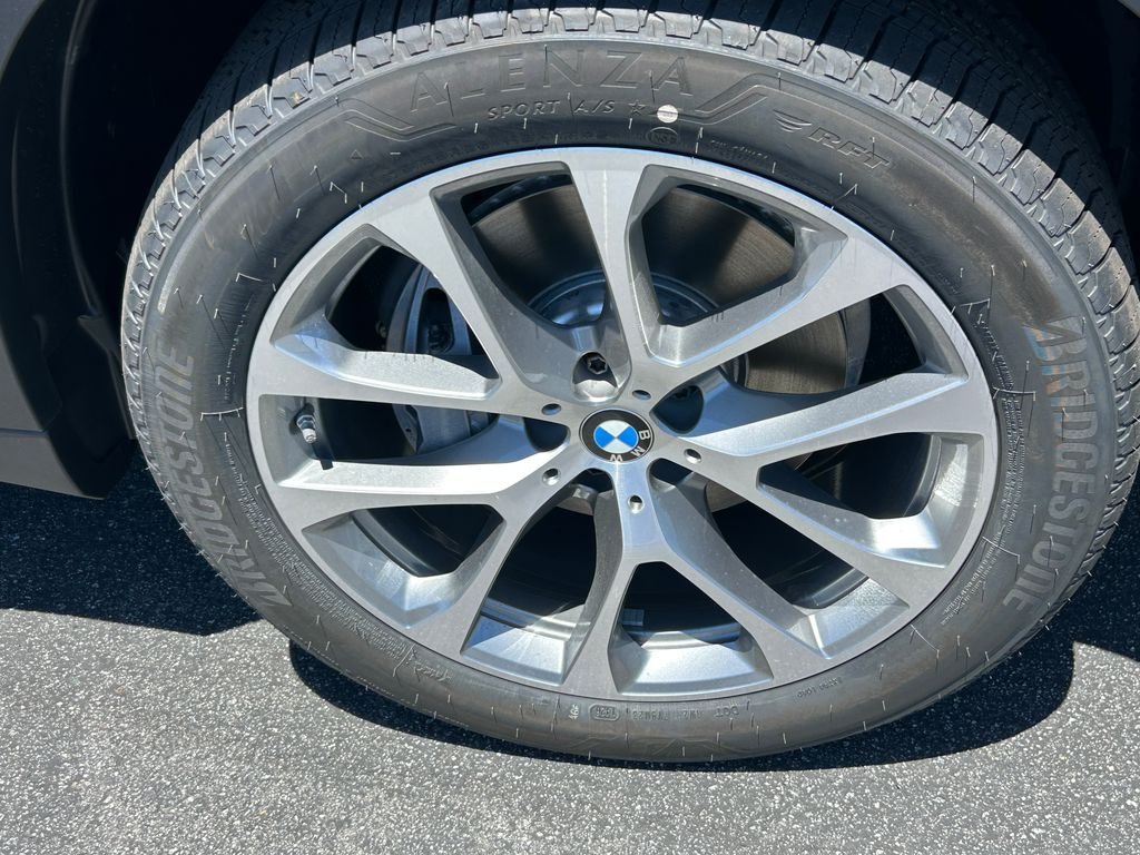 New 2026 Gray Metallic BMW xDrive40i image 3