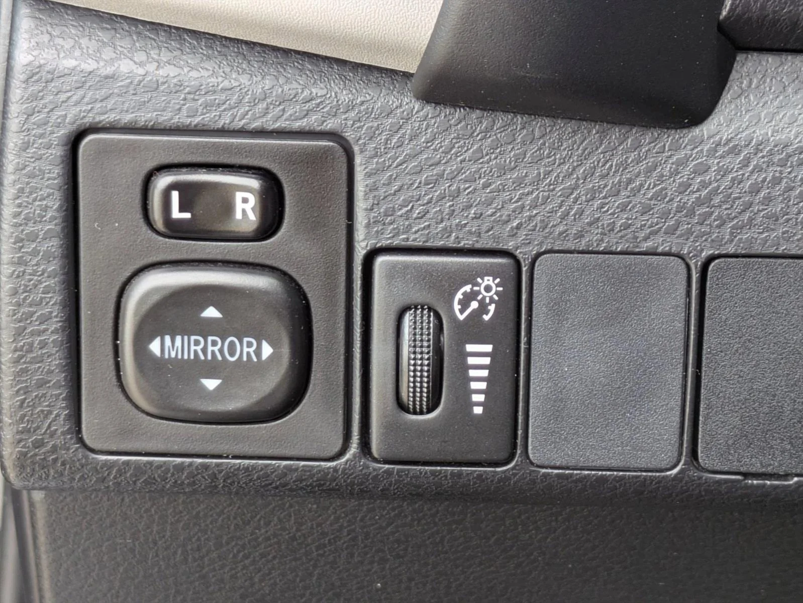 Used 2018 Slate Metallic Toyota LE image 9