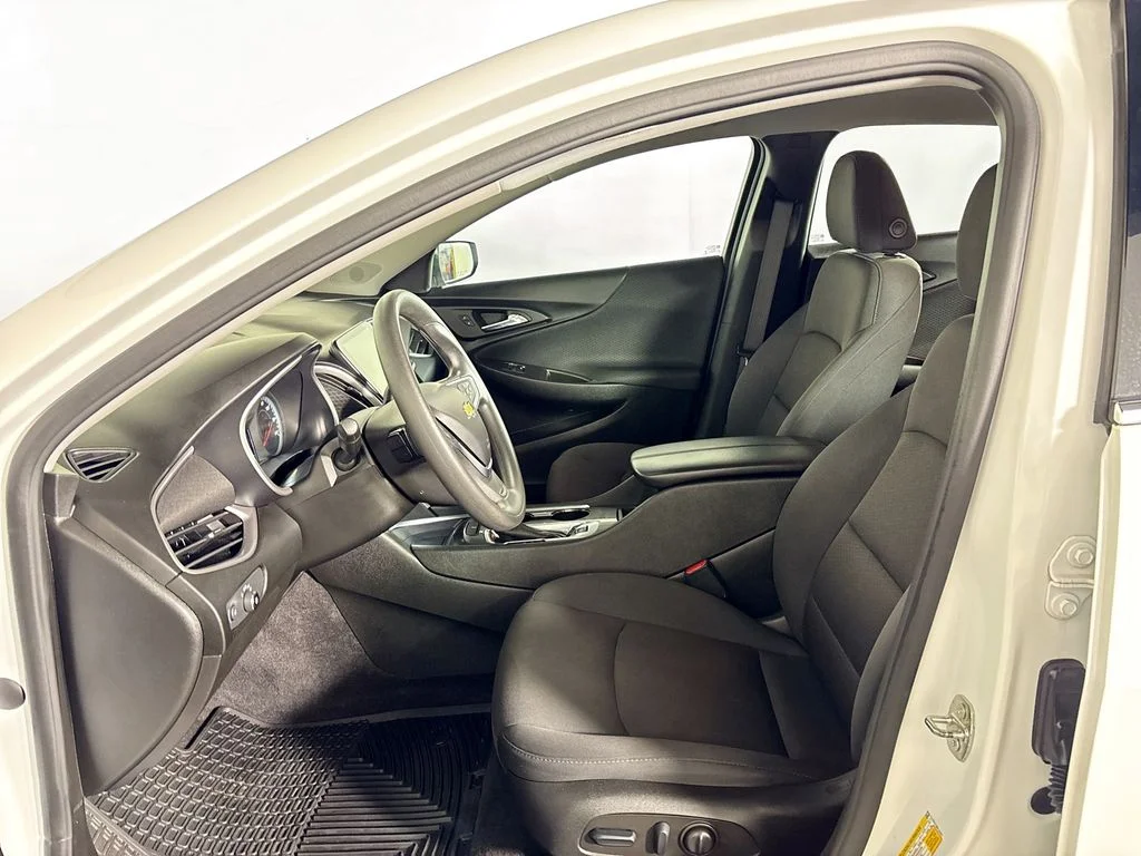 Used 2022 White Chevrolet LT image 11