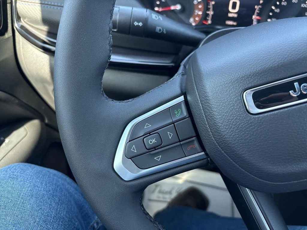 New 2026 Hydro Blue Pearlcoat Jeep Latitude Altitude image 18