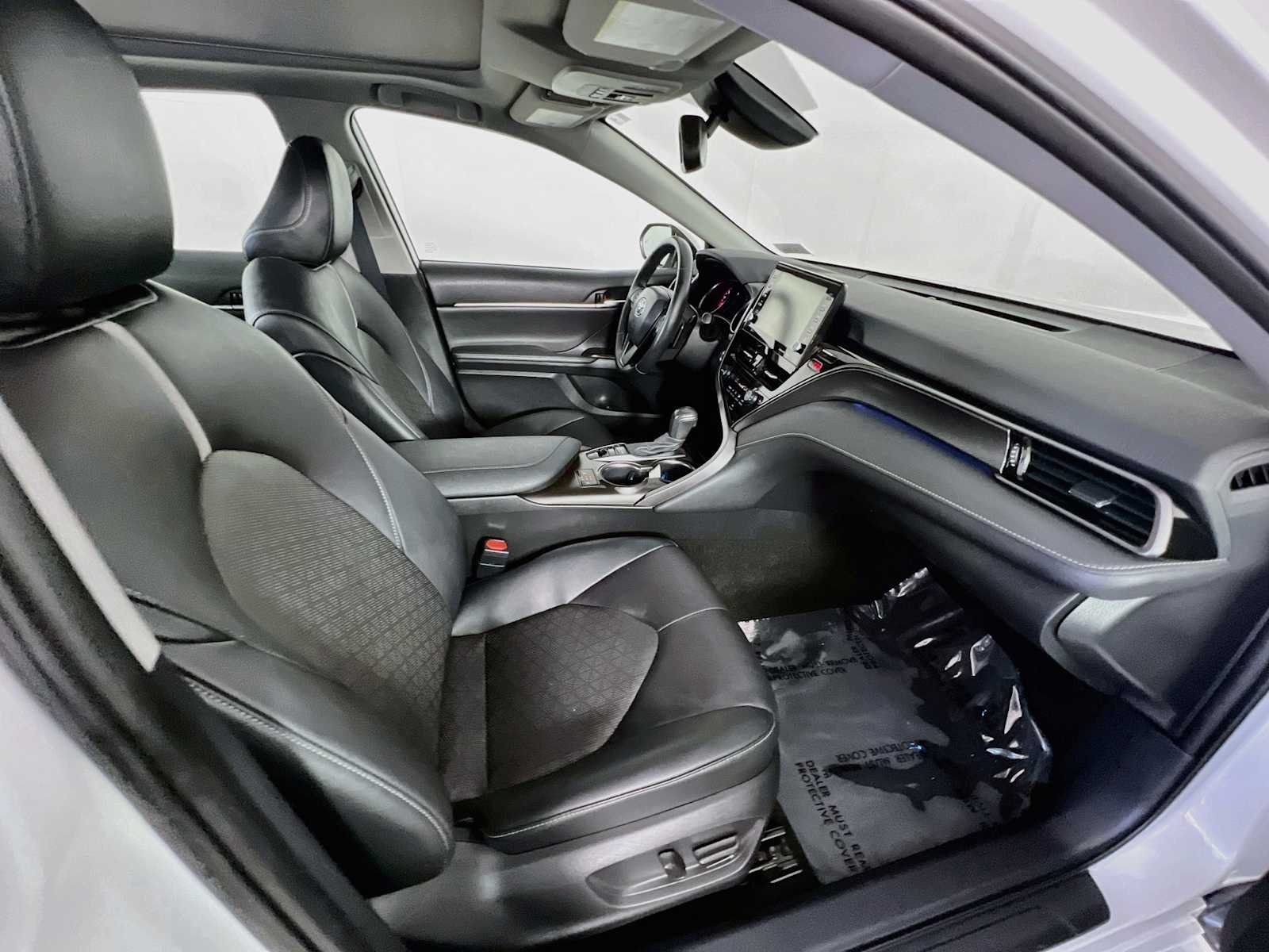 Used 2021 Wind Chill Pearl Toyota XSE image 27