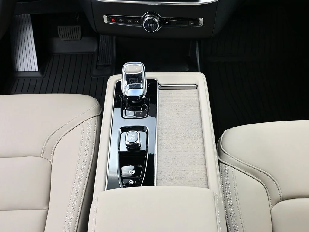 New 2026 Aurora Silver Volvo Plus image 22
