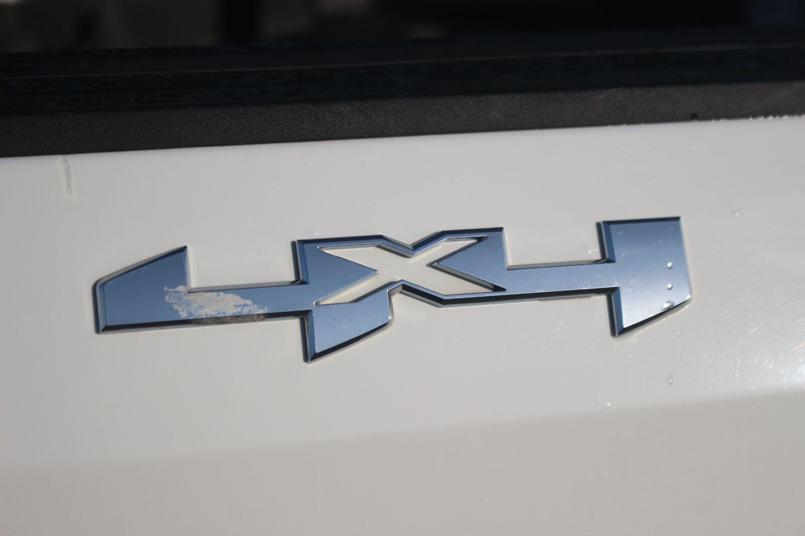 Used 2025 Summit White GMC SLT image 11