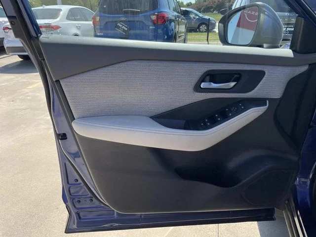 Used 2022 Blue Nissan SV image 11