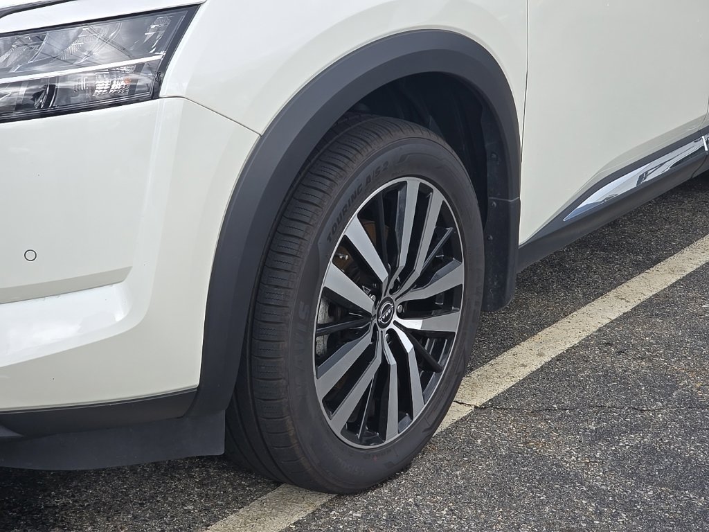 Used 2024 White Nissan Platinum image 4