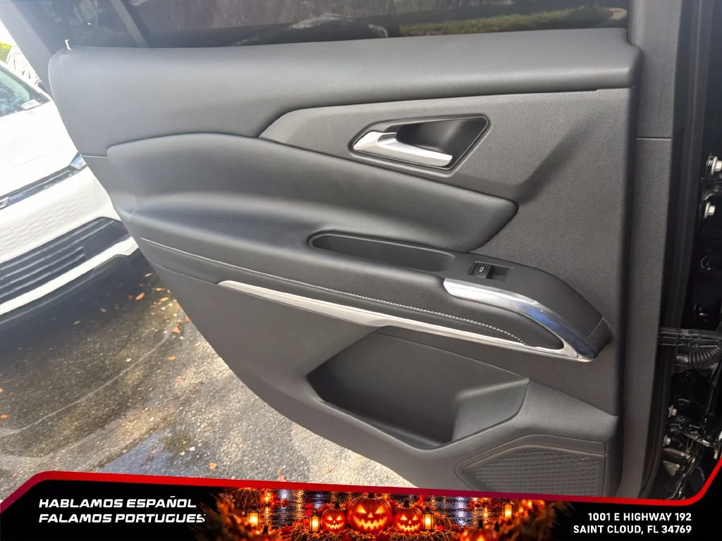 Used 2025 Mosaic Black Metallic Chevrolet LT image 21