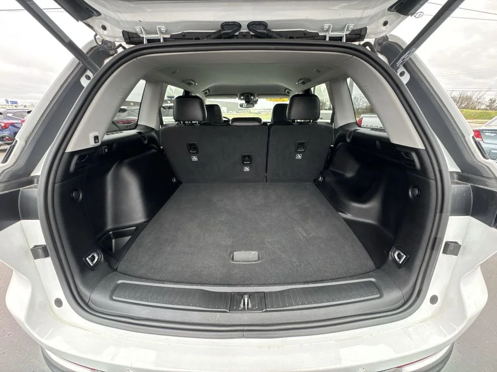 Used 2023 White/off-white Jeep Limited image 23
