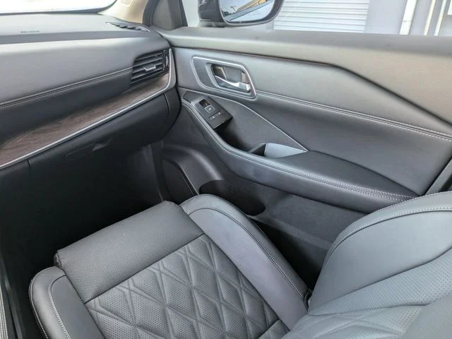 Used 2025 Gold Nissan Platinum image 18