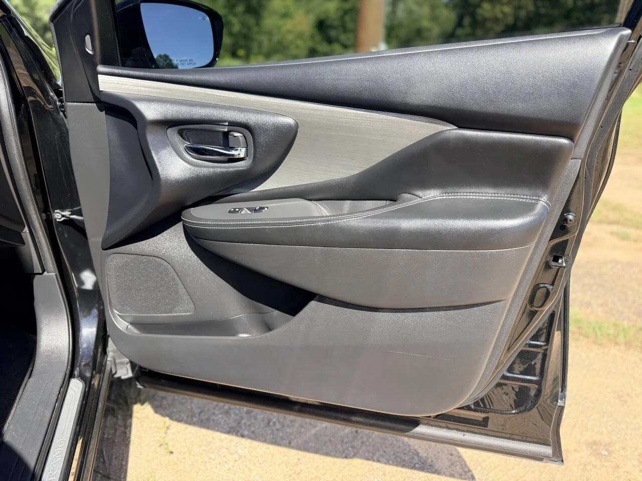 Used 2016 Black Nissan SL 4dr SUV image 30