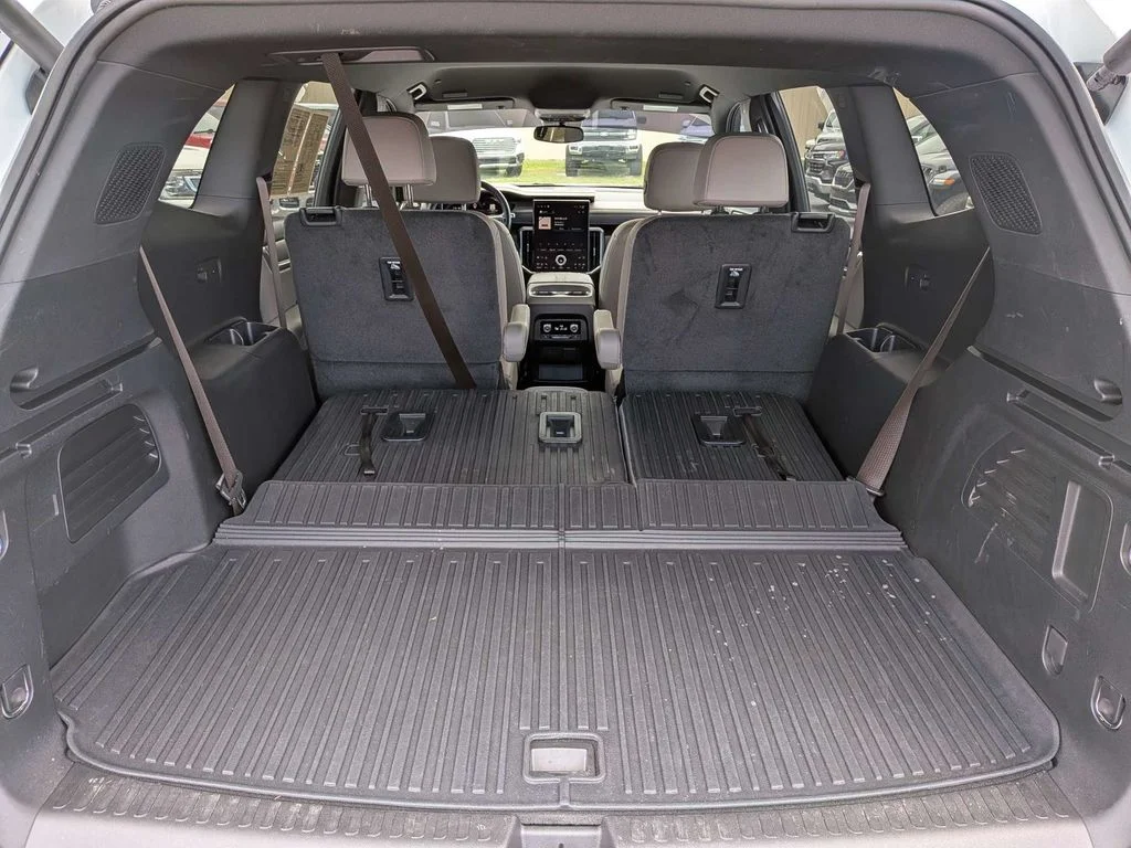 Used 2024 White GMC Elevation image 11