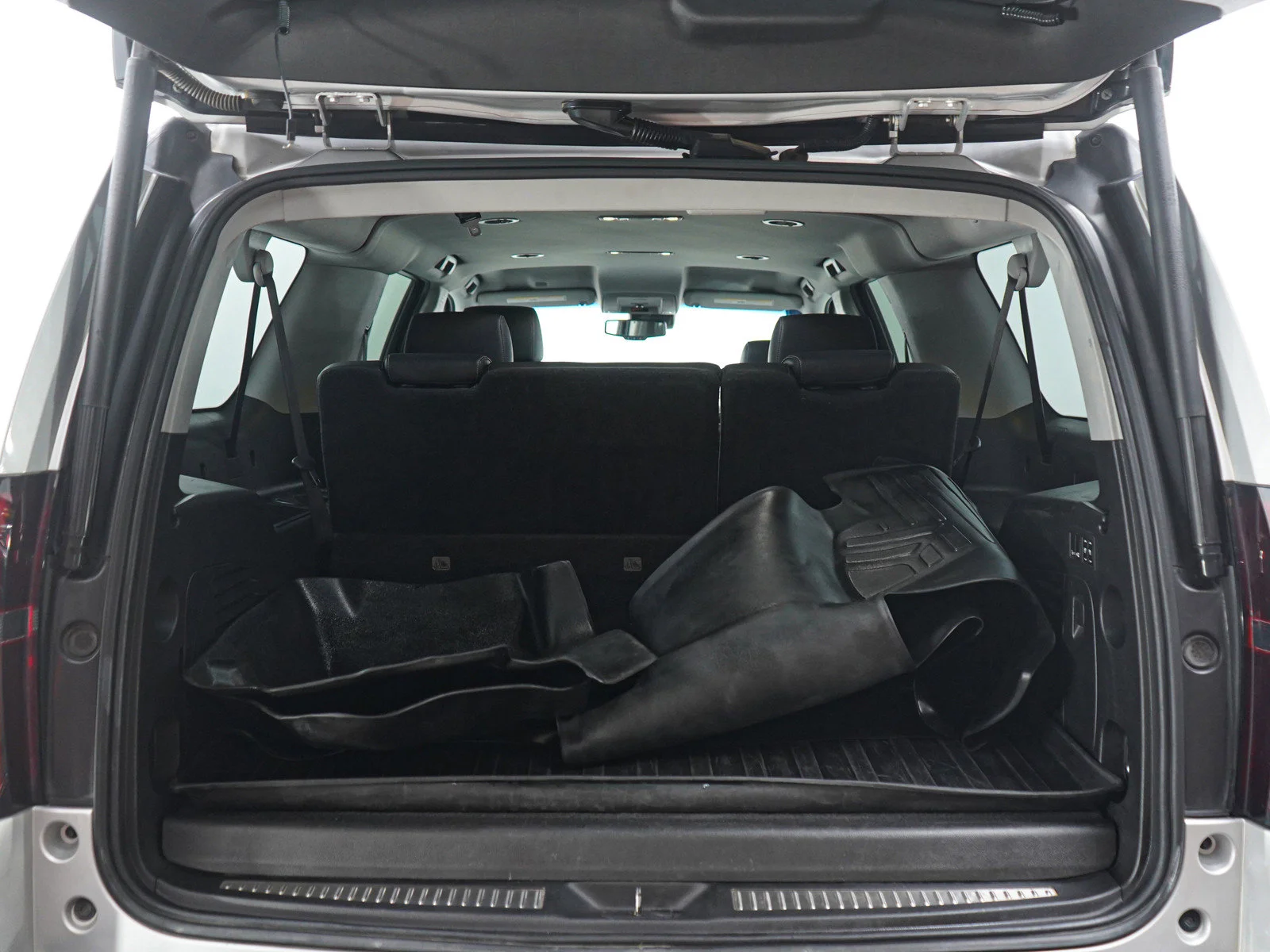 Used 2018 Silver Ice Metallic Chevrolet Premier image 17