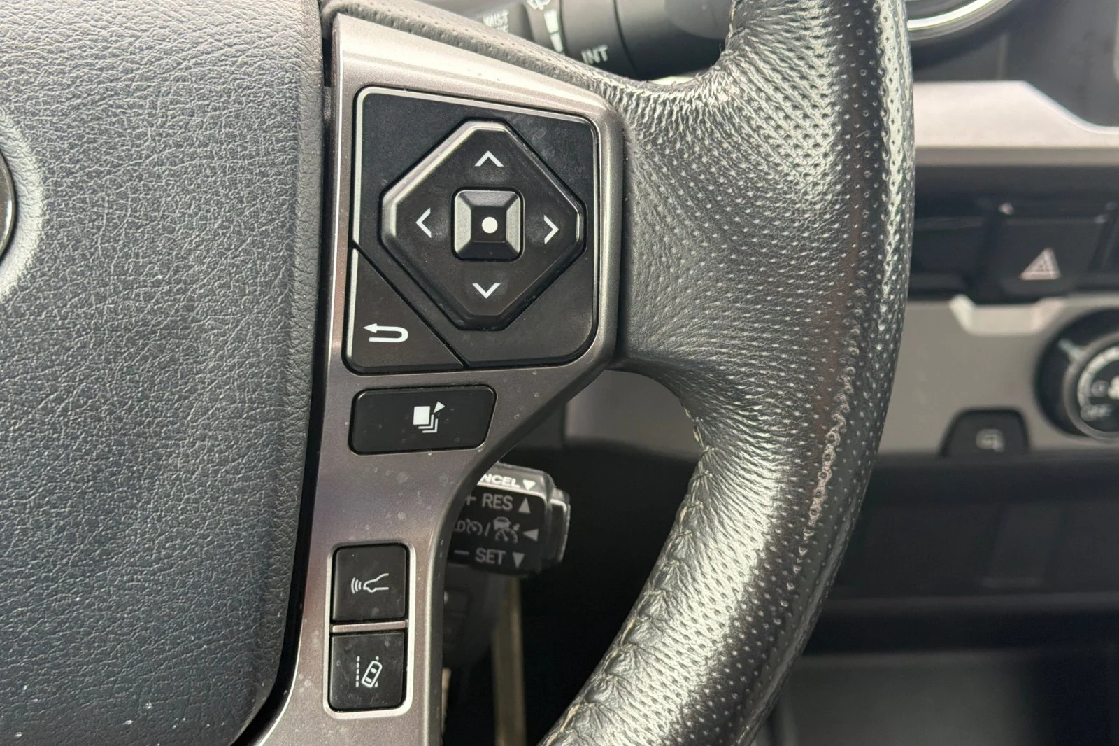 Used 2018 White Toyota SR5 image 29