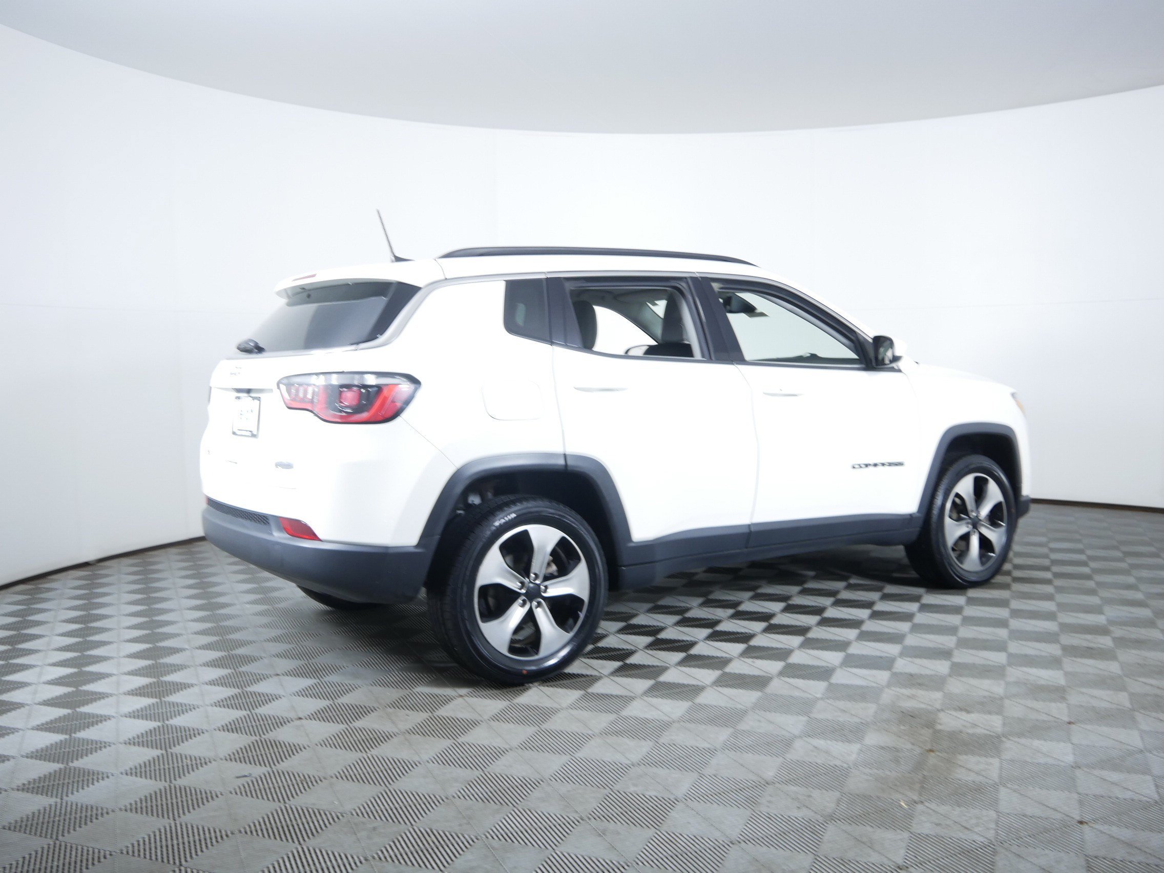Used 2017 White Clearcoat Jeep Latitude image 7
