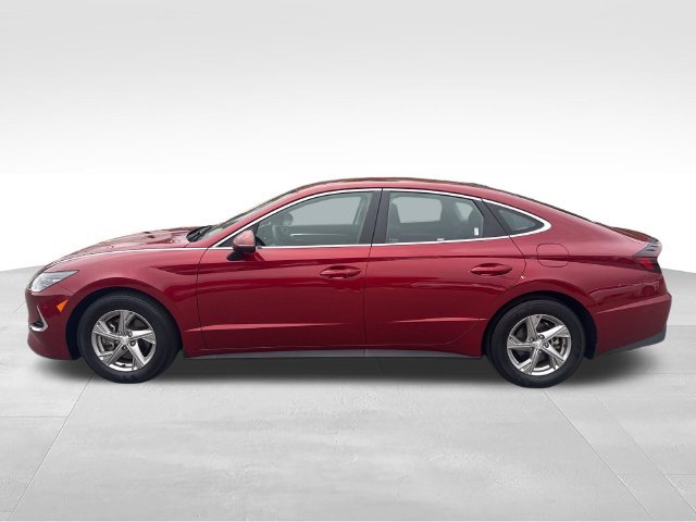 Used 2023 Red Hyundai SE image 2