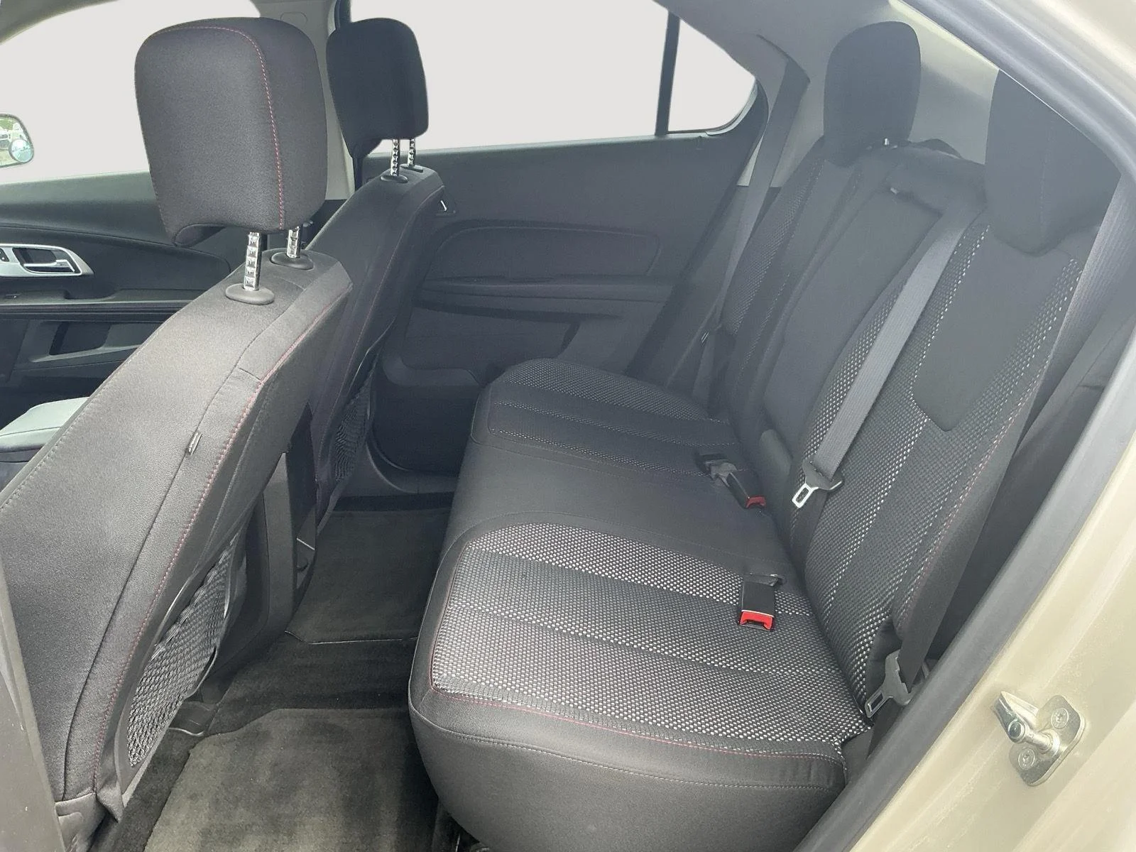 Used 2015 Champagne Silver Metallic Chevrolet LT image 9