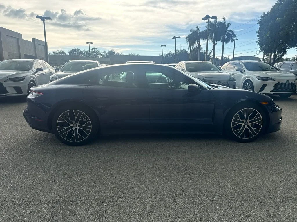 Used 2024  Porsche Base image 8