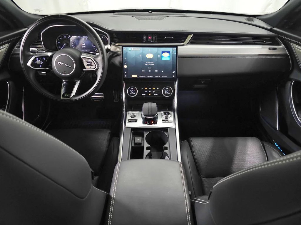 Used 2022  Jaguar R-Dynamic SE image 13