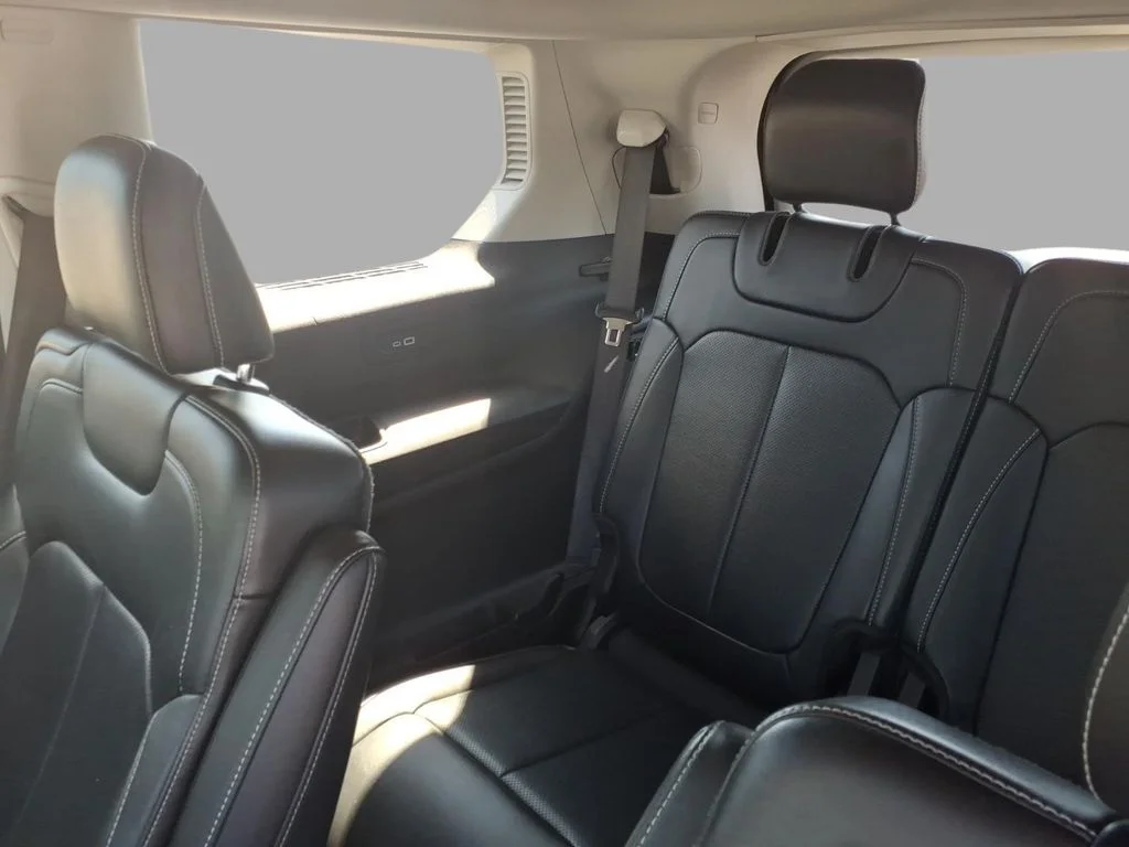 Used 2022 White Jeep Limited image 10