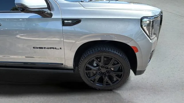 Used 2023 STERLING METALLIC GMC Denali image 37