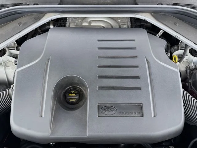 Used 2024 White Land Rover Dynamic SE image 32