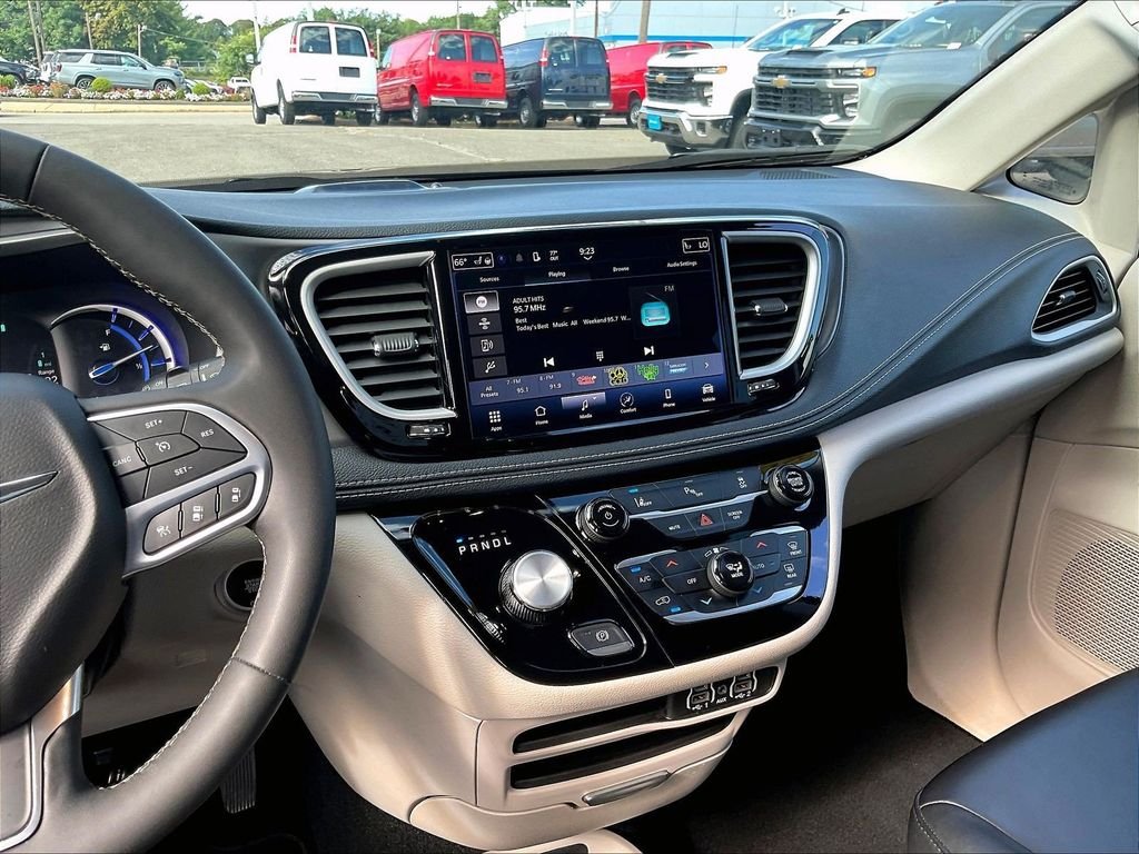 Used 2023 Black Chrysler Touring L image 19