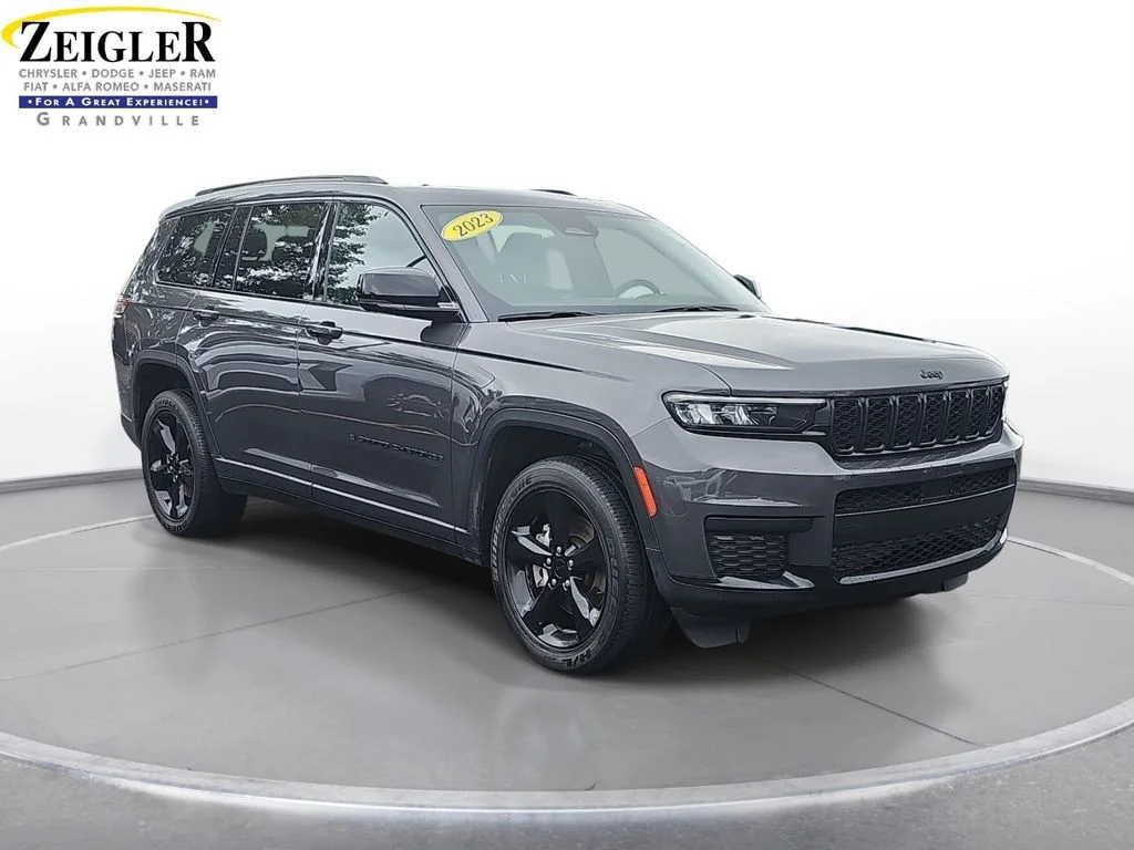 Used 2023 Gray Jeep Altitude image 3