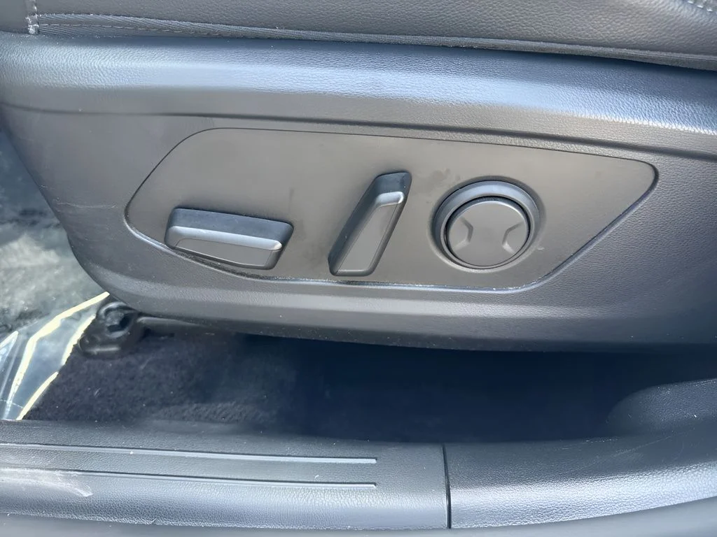 Used 2025 White Hyundai SEL image 10