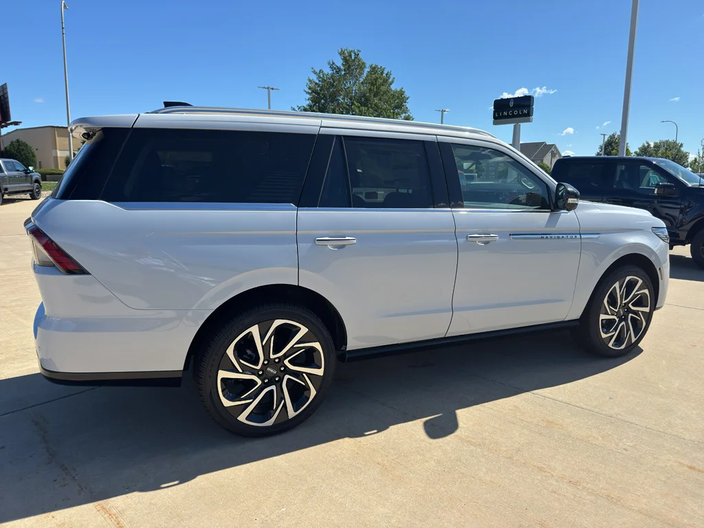 New 2026 Crystal White Metallic Clearcoat Lincoln Reserve image 3