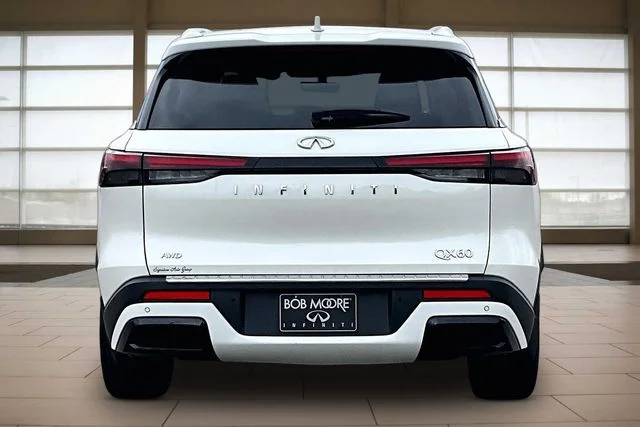 Used 2023 White INFINITI LUXE image 4
