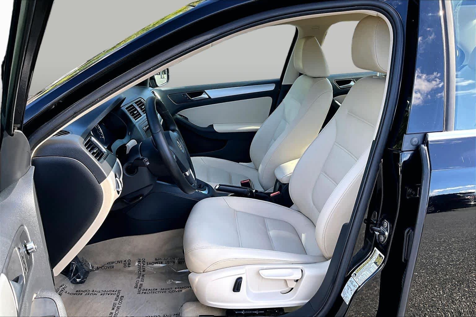 Used 2013 Black Volkswagen SE w/Convenience image 7