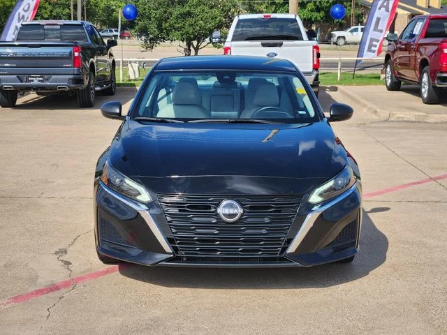 Used 2025 Super Black Clearcoat Nissan 2.5 SV image 2
