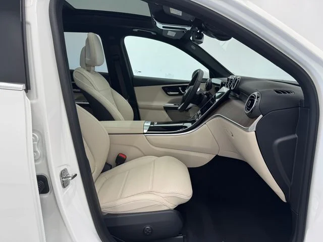 New 2026 Polar White Mercedes-Benz GLC 300 image 17