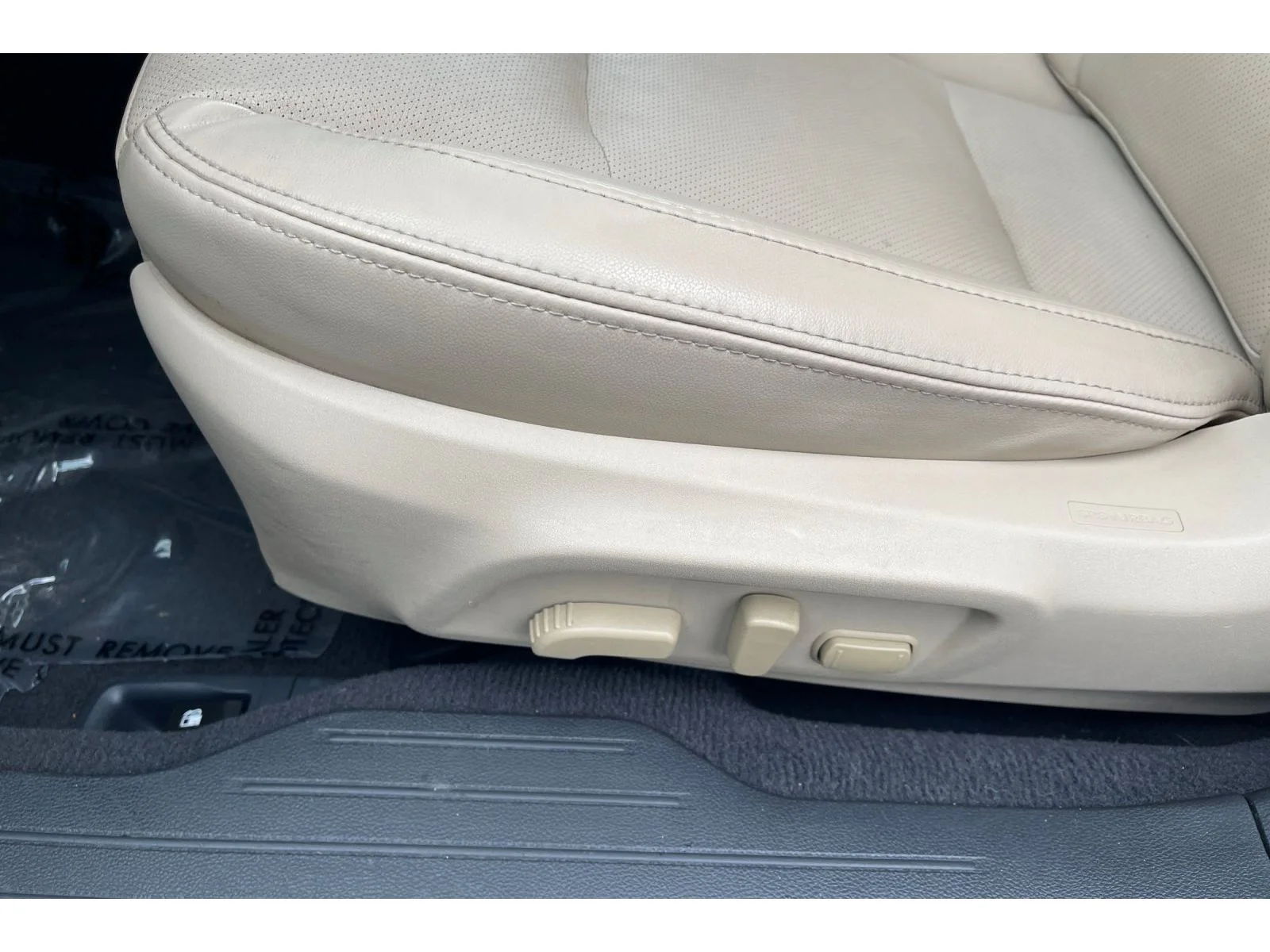 Used 2017 CRYSTAL WHITE PEA Subaru Limited image 13