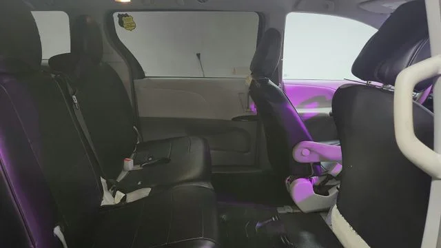 2014 Toyota Sienna L - Photo 18