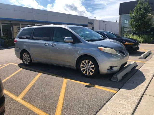 Used 2011 Silver Toyota Base image 4