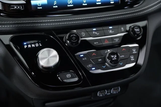 2025 Chrysler Pacifica Select - Photo 10