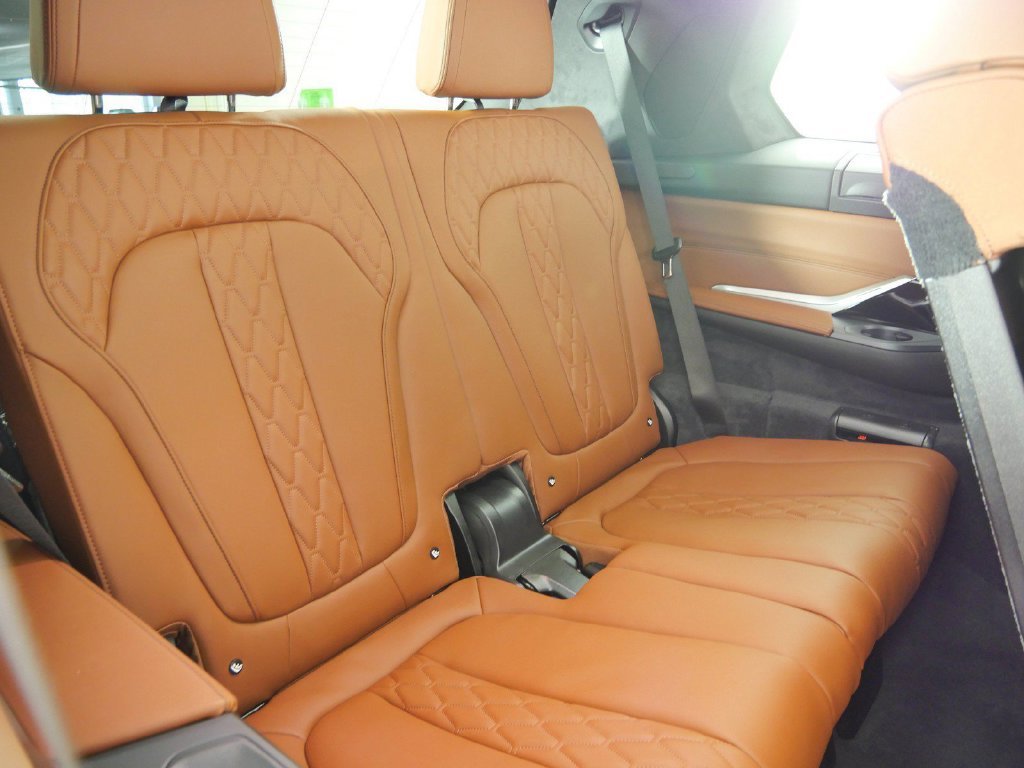Used 2027 Red BMW xDrive40i image 30