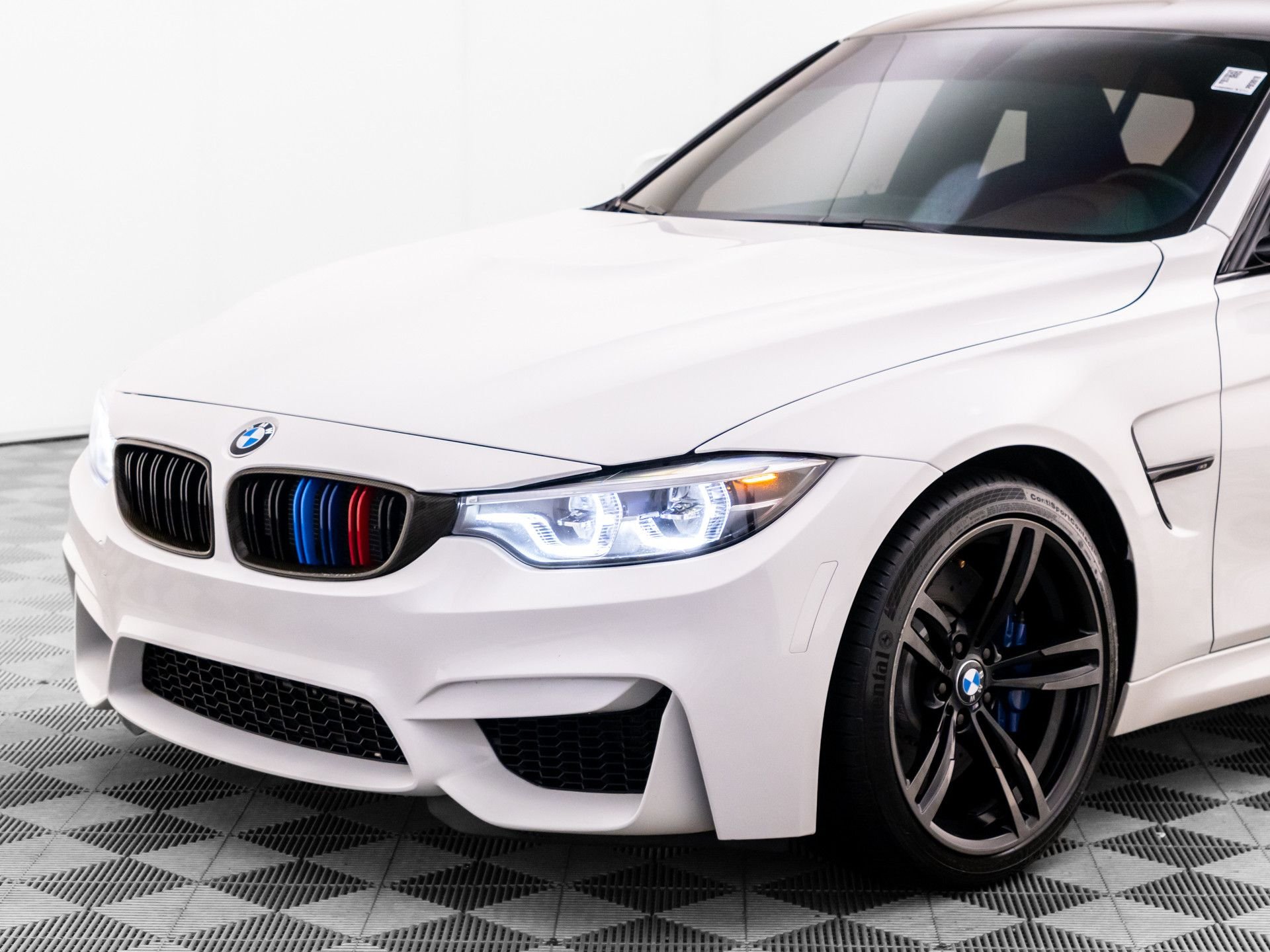 Used 2018 White BMW Base image 37