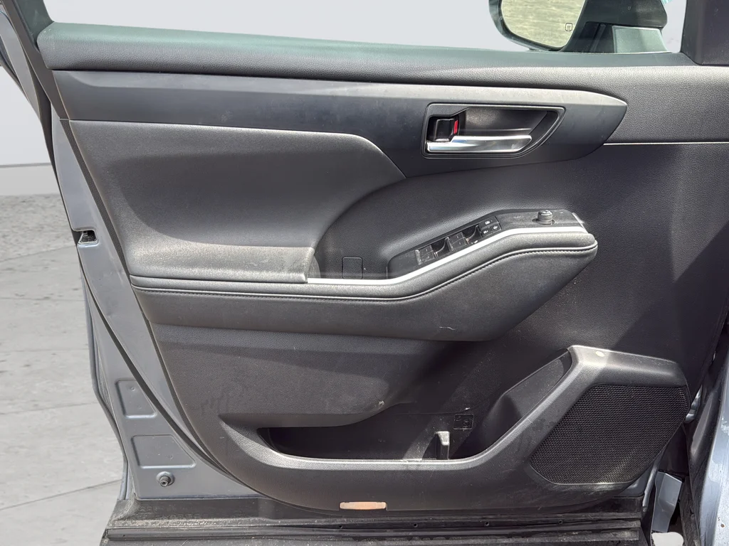 Used 2021  Toyota XLE image 12