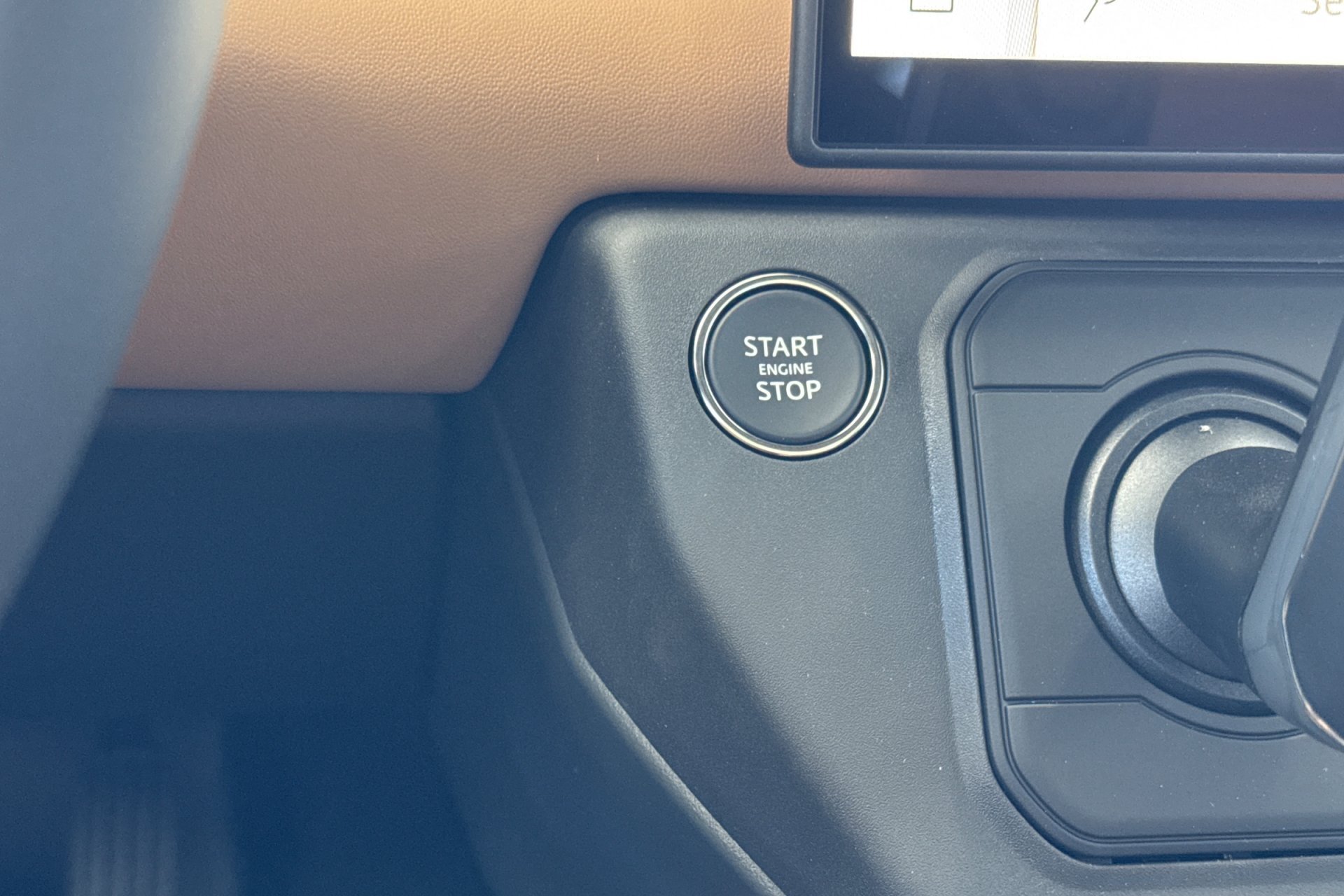 New 2026 Fuji White Land Rover X-Dynamic SE image 25