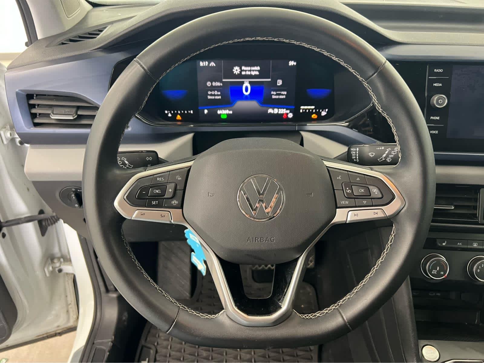 Used 2022 Pure White Volkswagen SE image 15