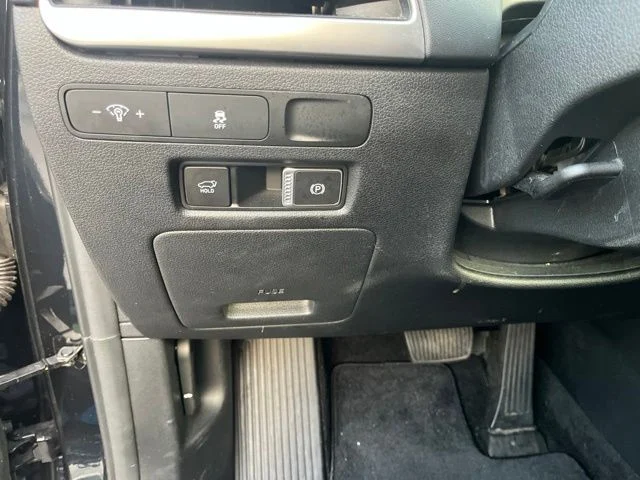 Used 2025 White Hyundai SEL image 33