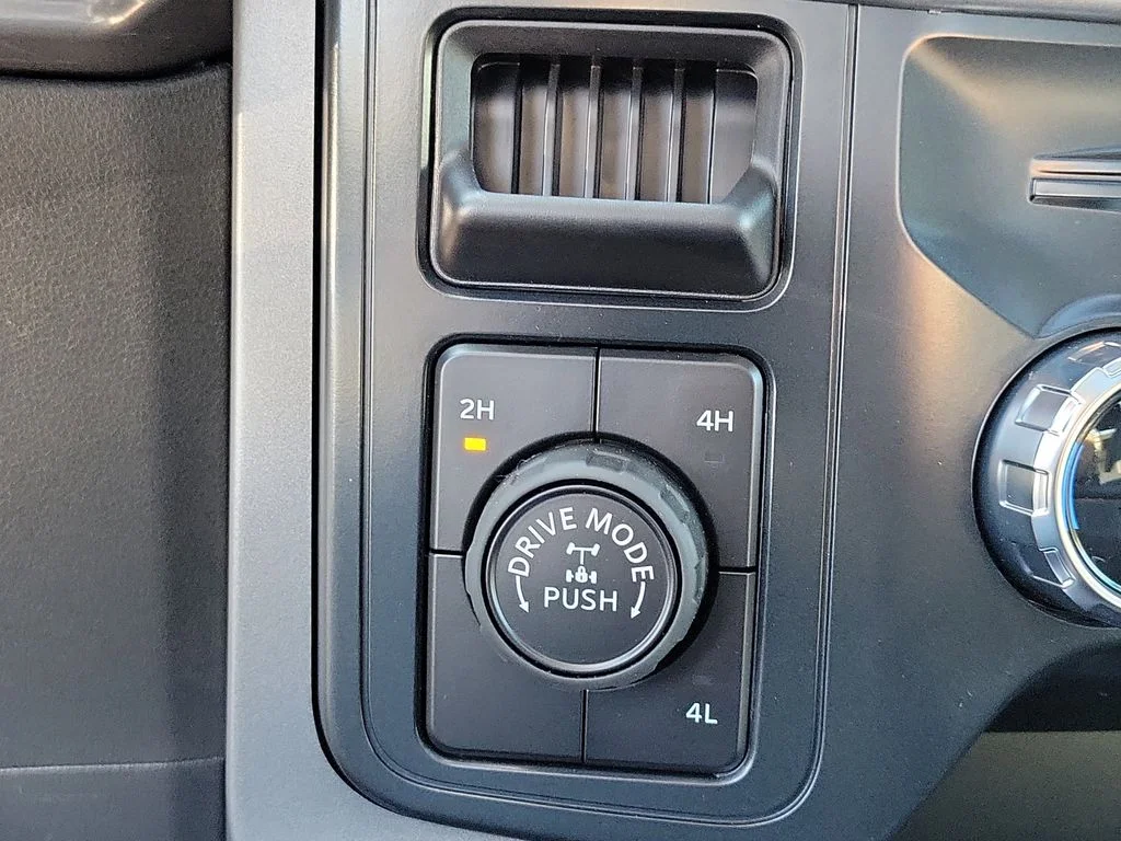 New 2026 Carbonized Gray Metallic Ford XLT image 27