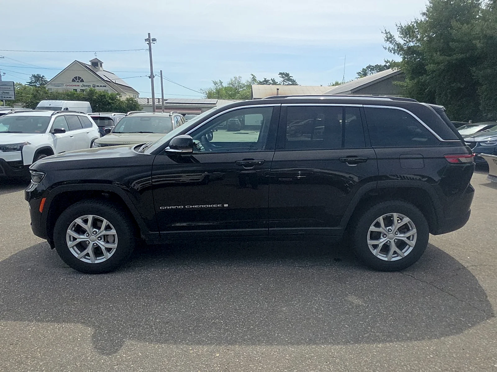 Certified Used 2023 Diamond Black Crystal Pearlcoat Jeep Limited 4x4 image 2