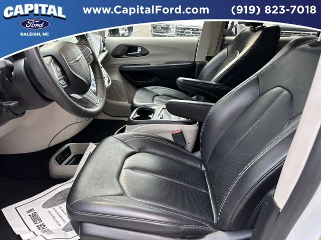 Used 2025 White Chrysler Select image 18