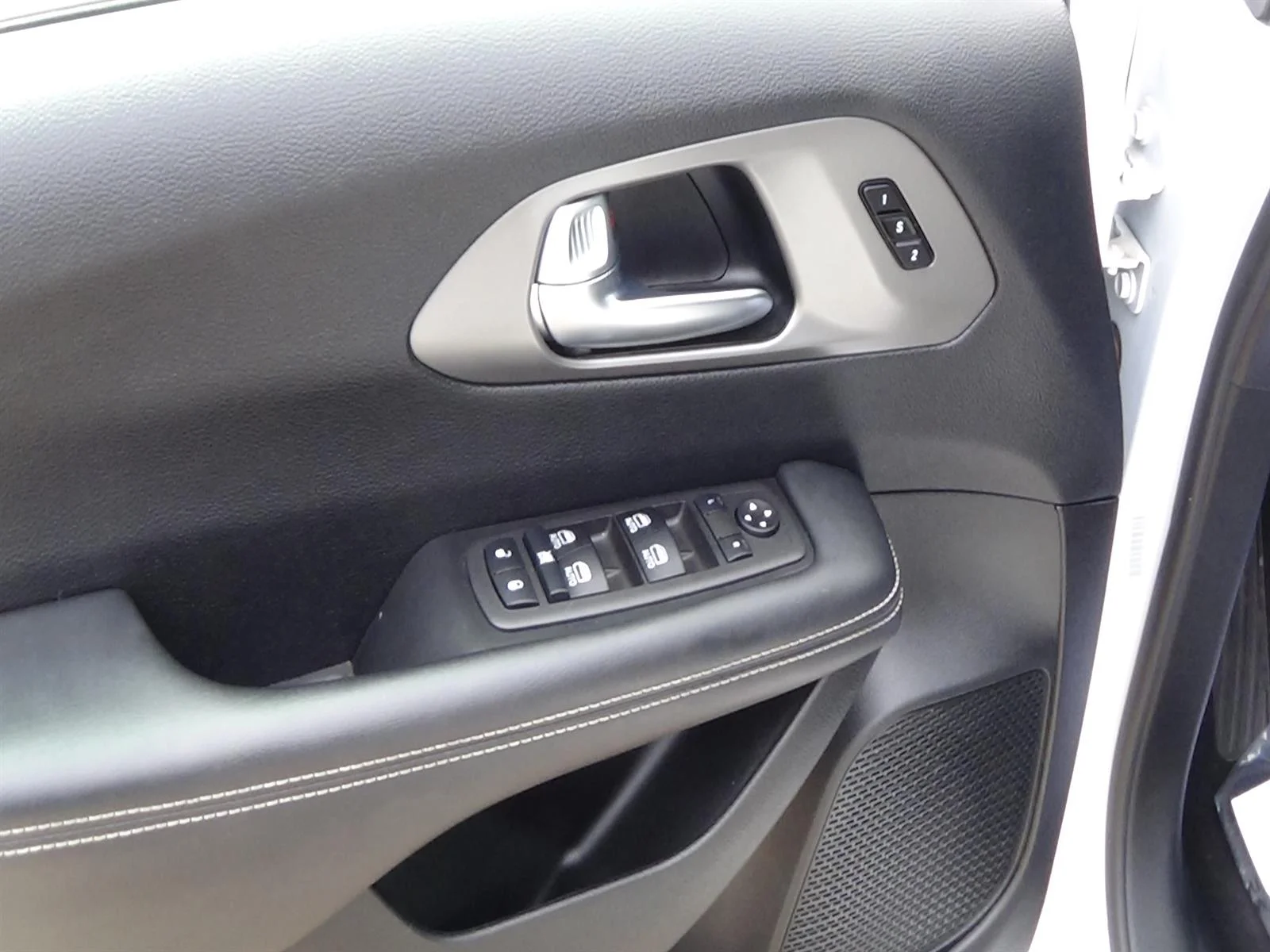 Used 2025 Bright White Clear Coat Chrysler Select image 15
