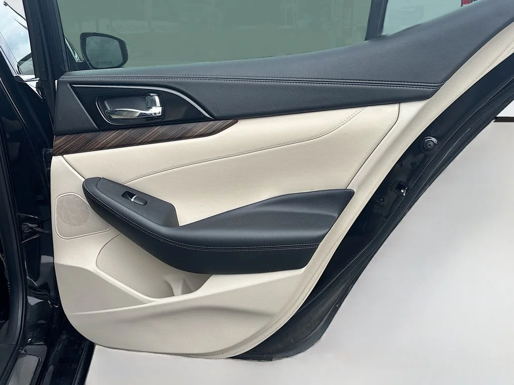 Used 2016 Black Nissan Platinum image 17