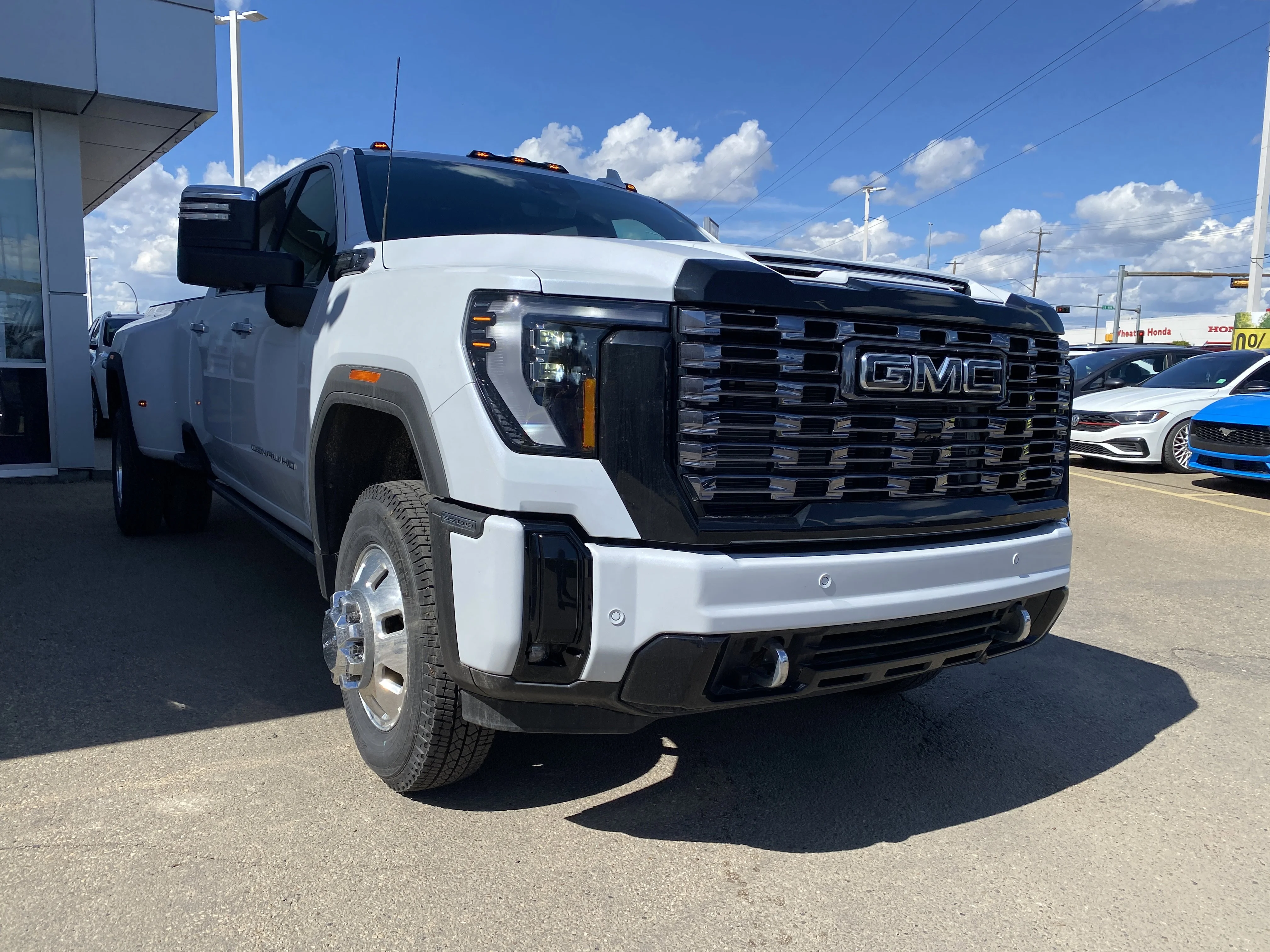 New 2026 GLACIER WHITE TRICOAT GMC Denali Ultimate image 9