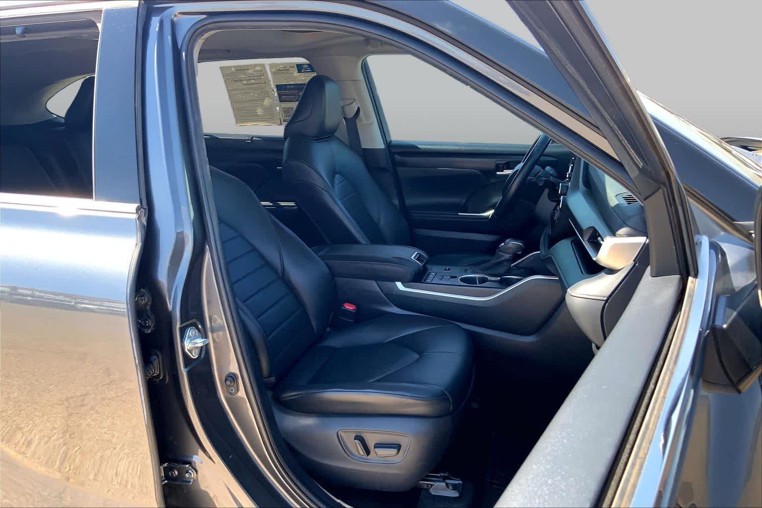 Used 2020 Magnetic Gray Metallic Toyota XLE image 9