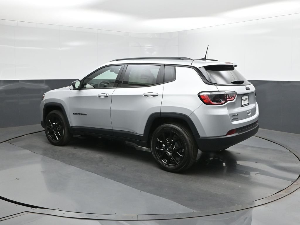New 2026 Silver Zynith Metallic Clearcoat Jeep Latitude image 5